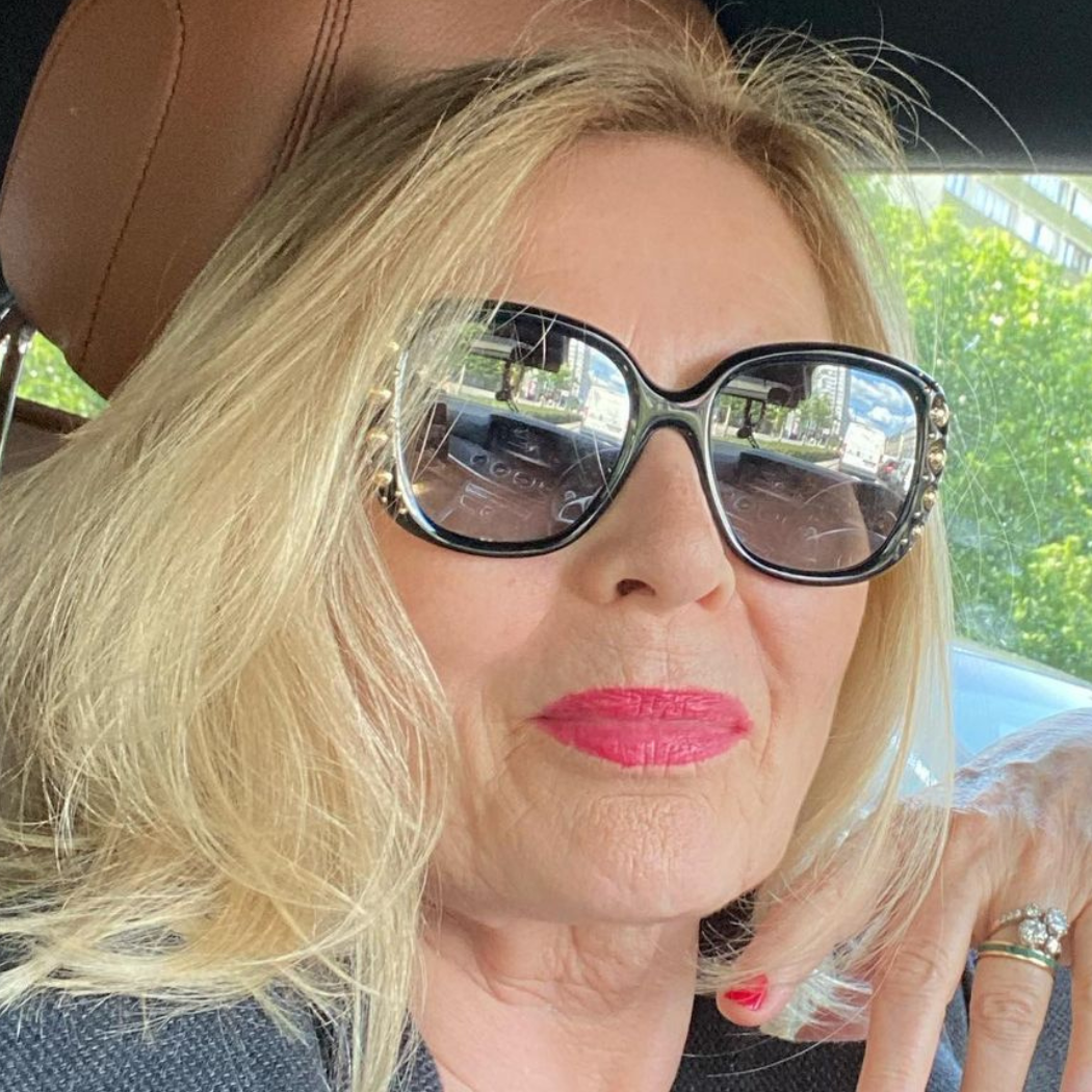 Na taki kolor eleganckie 60-latki malują paznokcie. Fani komentują: „dama”